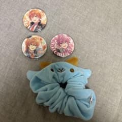 2.5次元アイドルの缶バッジ3個とシュシュセットのサムネイル