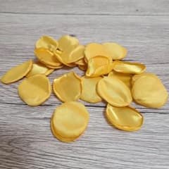 ウェディング フラワーシャワー　サテン製花びらセット（赤・白・黄色）のサムネイル