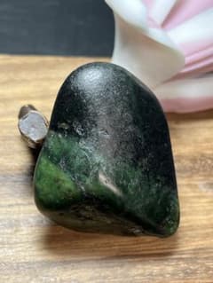 本物！和田玉☆大きめ碧籽原石、黒皮つき - メルカリ