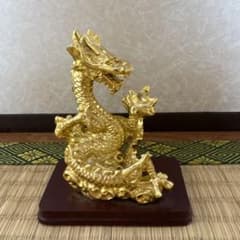 黄金ドラゴンの置物のサムネイル