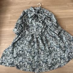 緑色の花柄ワンピース