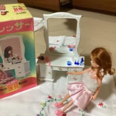 リカちゃん、白い白い家具ドレッサー　　小物付のサムネイル