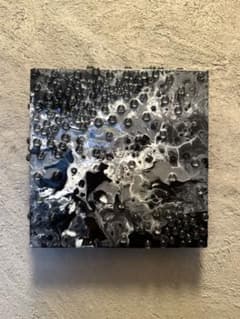 黒と白の立体的な抽象画のサムネイル