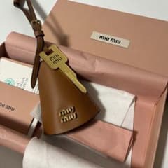 miumiu 極美品 シープレザー キープレートバッグチャーム キーリング MIUMIU ミュウミュウ ブラウンレザー キーリング チャーム 鍵 新品未
