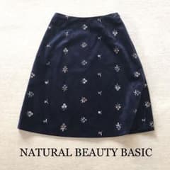 NATURAL BEAUTY BASIC 刺繍入りスカート ネイビー XSのサムネイル
