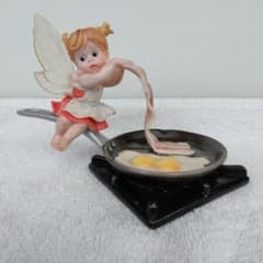 kae専用　妖精 フライパンと卵とベーコン フィギュアのサムネイル