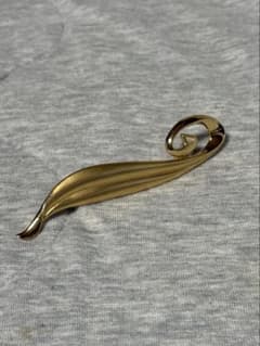 ゴールドカラー ブローチのサムネイル