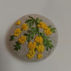 ハンドメイド ミモザ刺繍 くるみボタンブローチのサムネイル