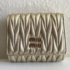 現行ロゴ miumiu 三つ折り財布 マテラッセ ゴールド RFID搭載 | Mercari