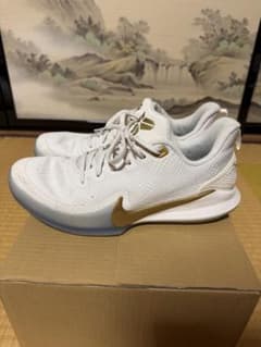 NIKE KOBE マンバフォーカス　ホワイト ゴールドのサムネイル