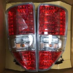 最終処分［送料無料］純正トヨタ ノア70系テールランプ新品同様（新車外し）のサムネイル
