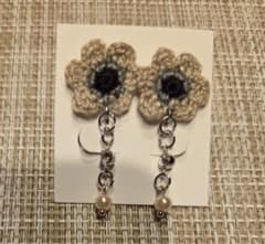 ハンドメイド ニットフラワー(アネモネ) イヤリング　ベージュのサムネイル