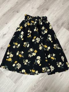 ⭐︎プレゼント付き⭐︎フレアスカート 花柄 黒のサムネイル