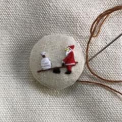 くるみボタン　刺繍　サンタクロース　クリスマスのサムネイル