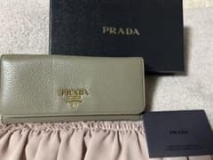 PRADA グレー 二つ折り財布のサムネイル