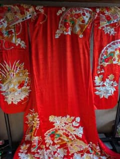 中古花嫁用 赤色 花と扇の刺繍 大振袖 お安くどうぞ◎ 中古花嫁用 赤色 花と扇の刺繍 大振袖 お安くどうぞ◎ - メルカリ