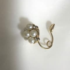 パール調 フラワーモチーフ イヤリング ゴールドカラー 片耳用 ピアス風のサムネイル
