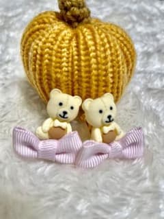 ピンクリボン　オフホワイトクマさん　イヤリング　キッズ　ハンドメイドのサムネイル