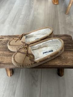 MINNETONKA ベージュ モカシンのサムネイル