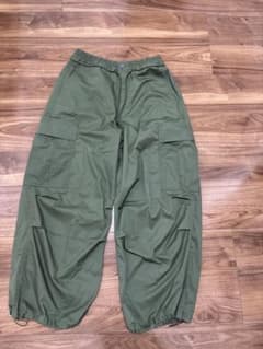 GU カーゴパンツ オリーブ Sサイズのサムネイル