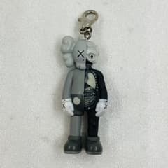 KAWS TOKYO FIRST キーホルダー グレー メディコム・トイ - メルカリ