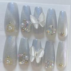 ホワイトマグネットラメ♡蝶々♡ビジューネイルのサムネイル
