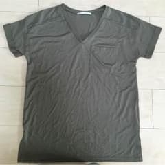 カーキ色 VネックTシャツのサムネイル