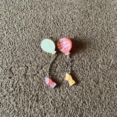 ピアス　風船　個性的　アクセサリー　手　カラフル