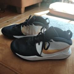 【値下げ】Nike バスケットボールシューズ 黒/白/金　23.0cmのサムネイル