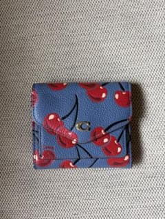 COACH 三つ折り財布 チェリー柄 ブルー COACH 三つ折り財布 チェリー柄 ブルー - メルカリ