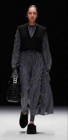 HYKE2023FW スクエアパターンドレスsize1一度着 - メルカリ