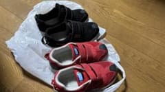 黒と赤のスニーカーセットのサムネイル
