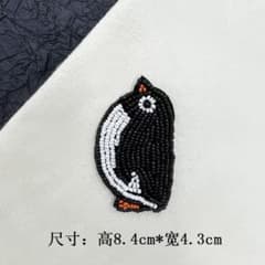 구슬 자수 펭귄 모티브 브로치
