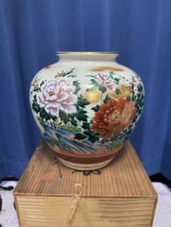 花器　｛中古良品］ 九谷焼 陶勝作 花器 牡丹図 金彩 共箱付き 骨董 美術品 - メルカリ