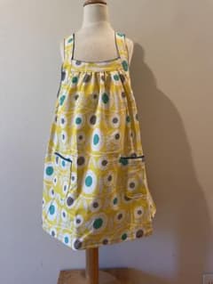ハンドメイド　エプロン風ワンピ　ノースリーブ花柄ワンピース　黄色　130cmのサムネイル
