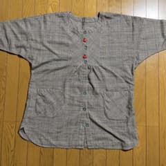 Long-sleeved apron for childcare workers, checkered pattern.