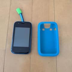 青い携帯電話 本体とケース付きのサムネイル