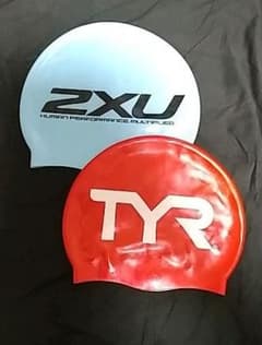 TYR 2XU スイミング キャップどちらか1枚のサムネイル