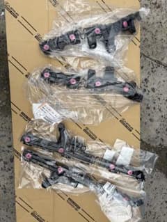 ノア ZWR95 バンパー ブラケット リテーナーのサムネイル
