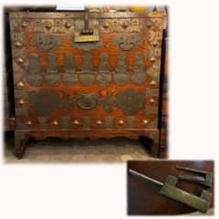 超希少 朝鮮古民藝 李朝家具 バンダジ スタッズ調鉄金具 李朝箪笥無垢