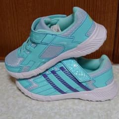 adidas キッズシューズのサムネイル