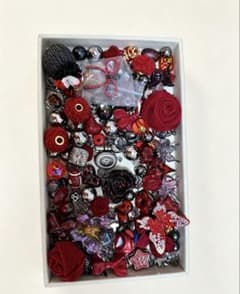 ハンドメイド レッドブラックビーズ詰め合わせ アクセサリーパーツ 約300mlのサムネイル