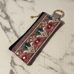 ハンドメイド♡ インドリボン刺繍　カラビナ付きミニポーチのサムネイル