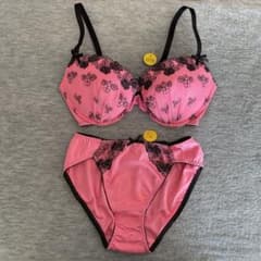 新品未使用✨ブラジャーとショーツのセットのサムネイル