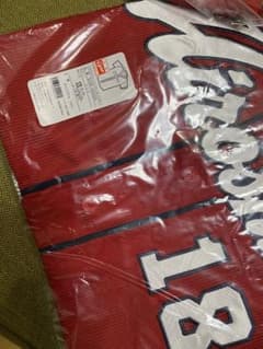 カープ森下選手　18番　新品　ユニフォームのサムネイル