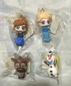 아나운서와 눈의 여왕 아나운서 체인이 달린 고무 마스코트