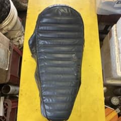 アメリカンダックス純正シートの皮とスポンジ G.B OYZ様専用、アメリカンダックス純正シートの皮とスポンジ - メルカリ
