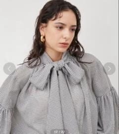 【美品】Mila Owen ボウタイ付きボリュームブラウス シャツ 0サイズのサムネイル