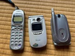 【ジャンク品】まとめ売り 携帯電話 PHS 希少品ジャンク】携帯電話（ガラケー、PHS）3台⭐︎部品取りなど