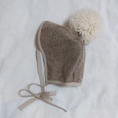 ポンポン付きボンネット ハンドメイド ベージュ系 L ベビーボンネットのサムネイル